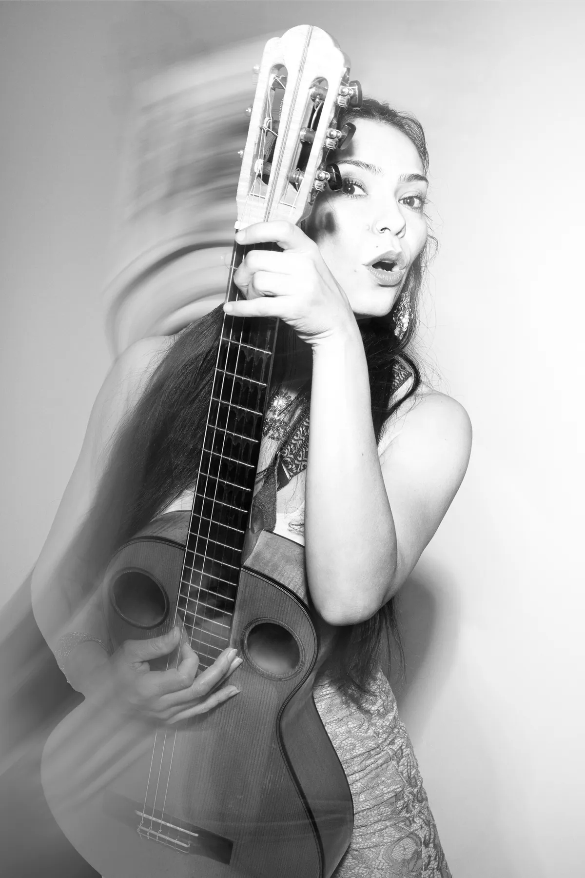 Portrait noir et blanc de Mamselle Ruiz tenant sa guitare