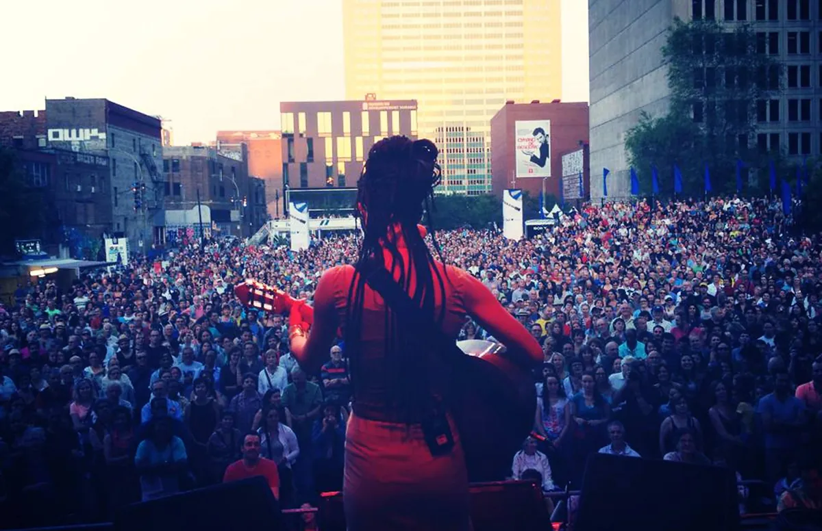 Mamselle Ruiz de dos, face à la foule du Festival International de Jazz de Montréal