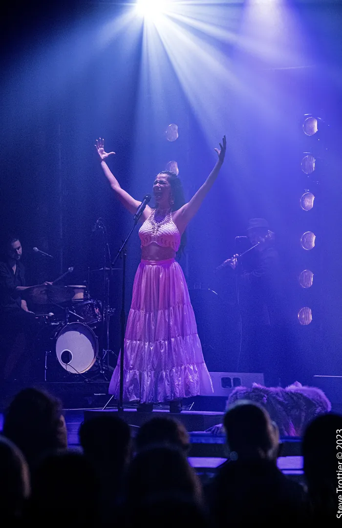 Mamselle Ruiz bras levés sous les projecteurs, lancement d’Éclipse à la TOHU